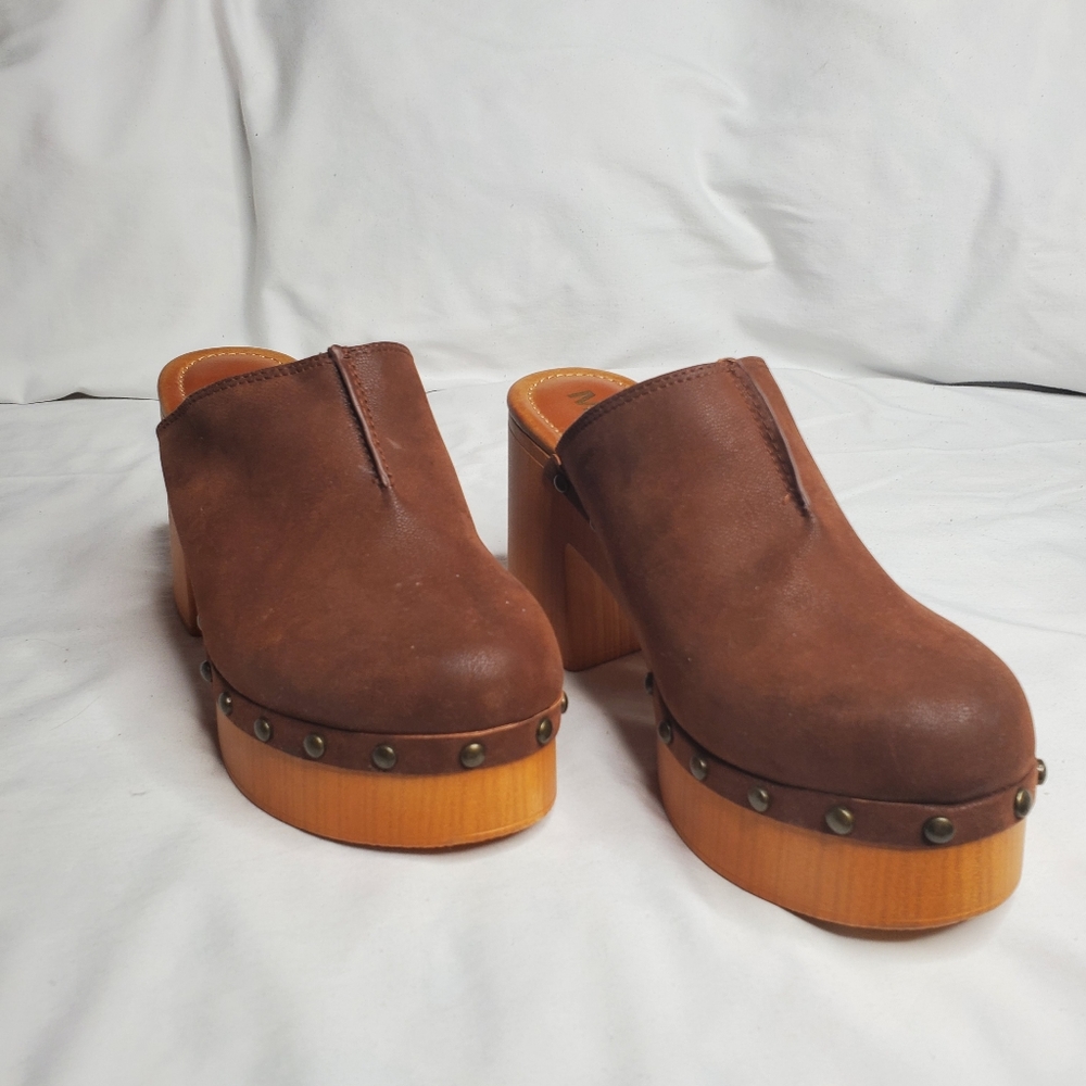 MIA platform clog mules